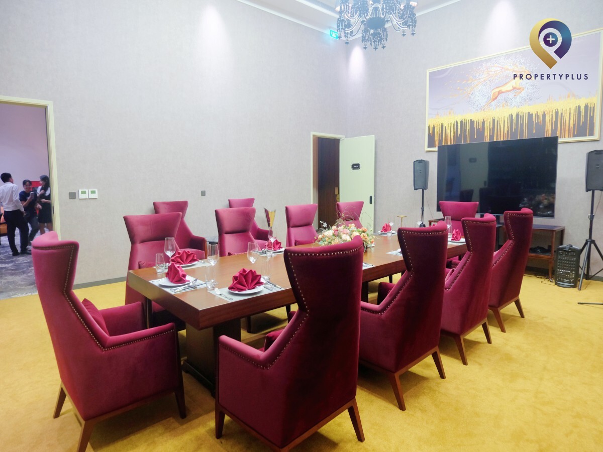 Spacious and elegant lobby area with marble flooring and modern lighting at Epic Tower - hình ảnh từ Property Plus